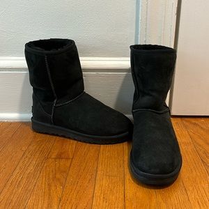 Short black ugg boots